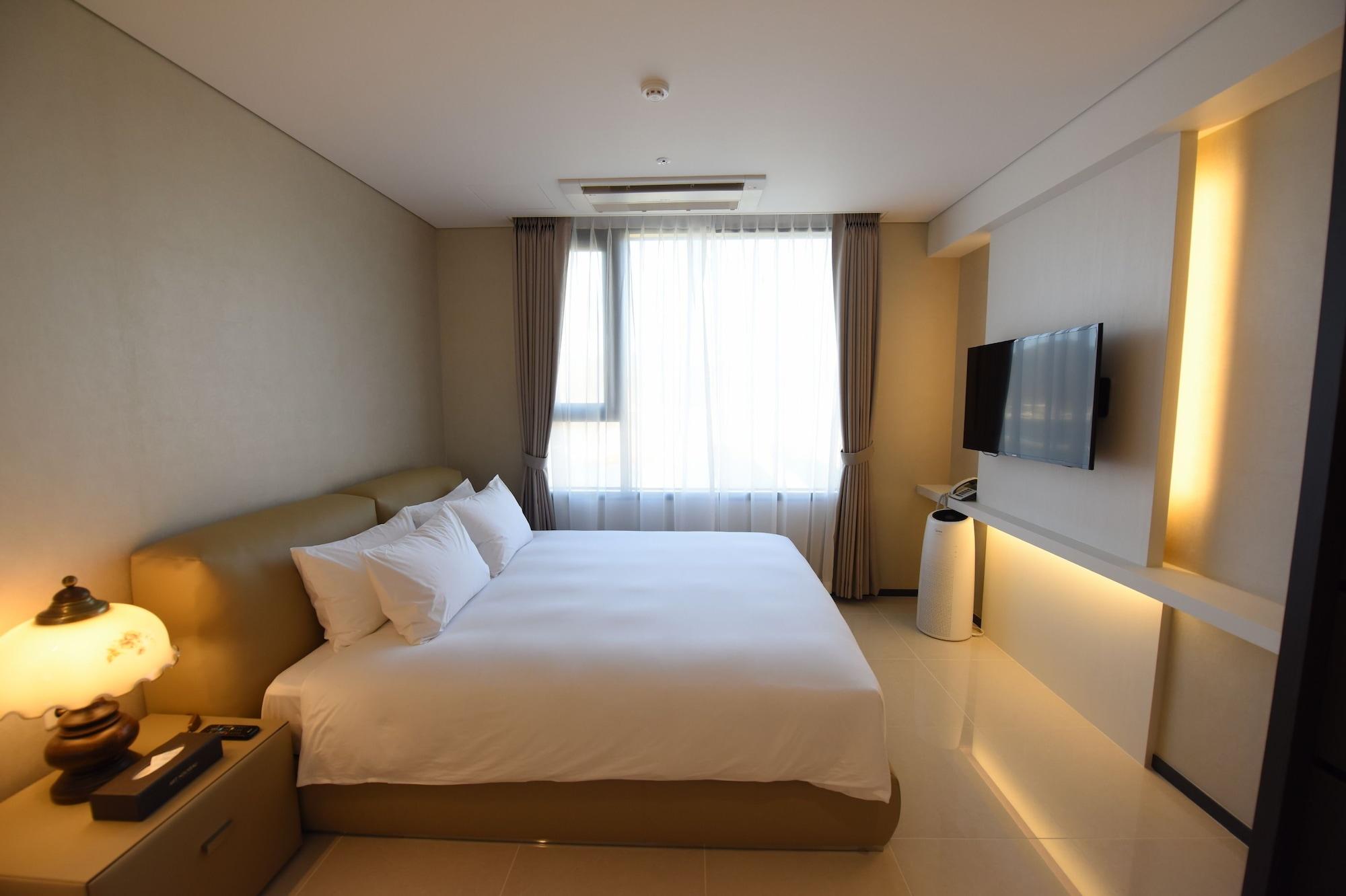 Geoje Artnouveau Suite Hotel Екстериор снимка