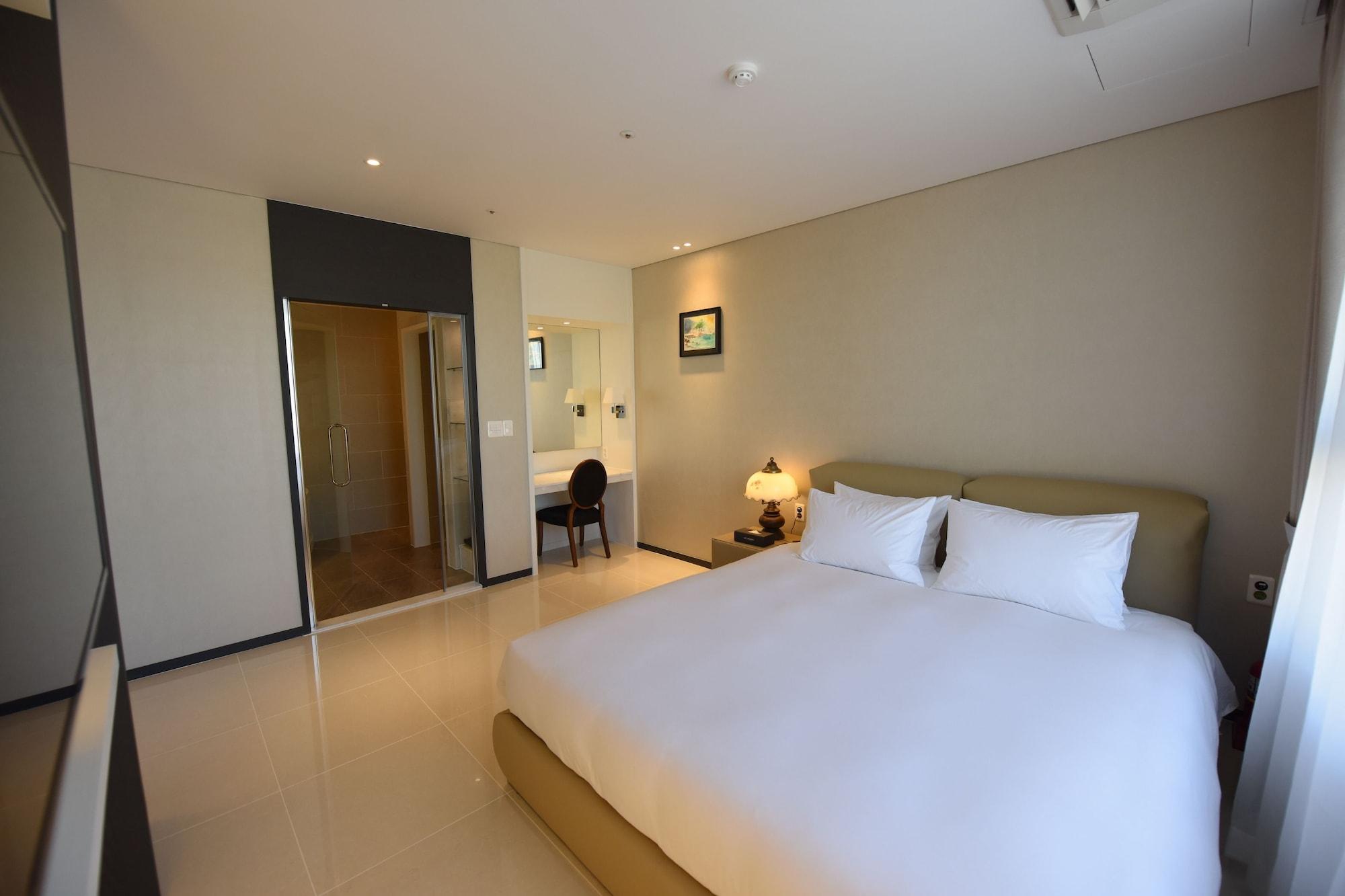 Geoje Artnouveau Suite Hotel Екстериор снимка