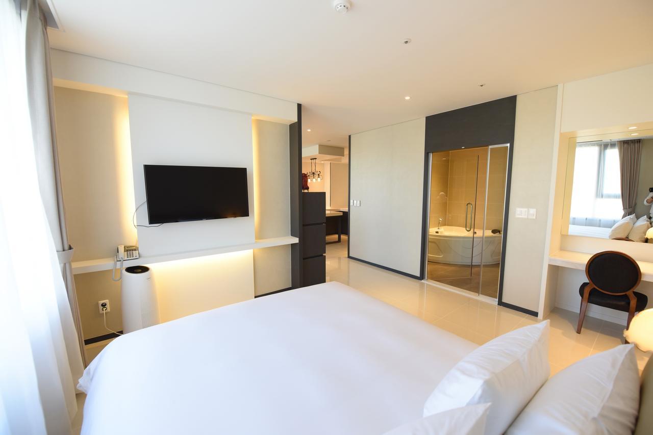 Geoje Artnouveau Suite Hotel Екстериор снимка