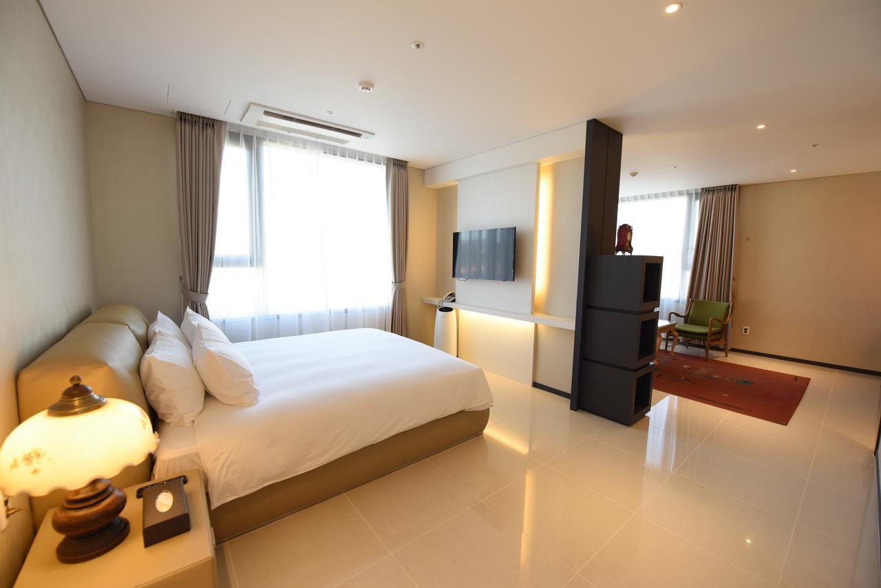 Geoje Artnouveau Suite Hotel Екстериор снимка